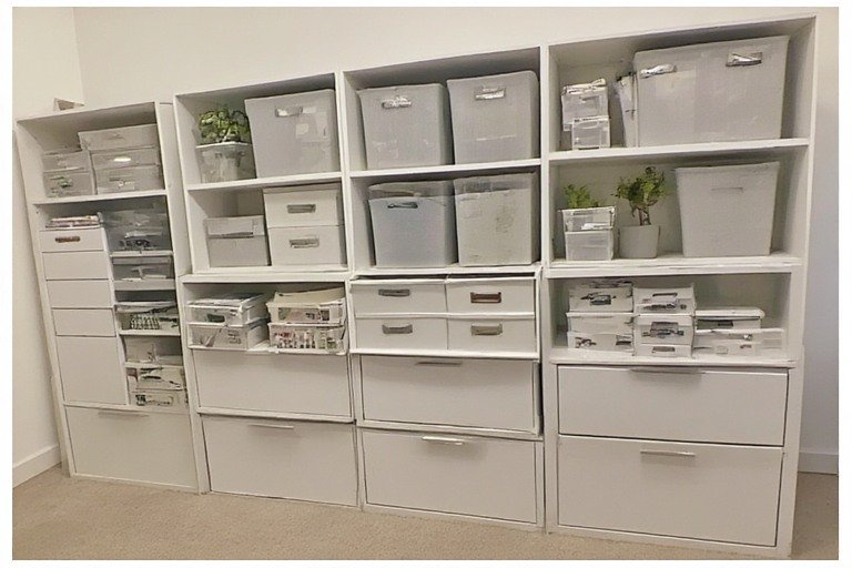 Closed storage system desk setup